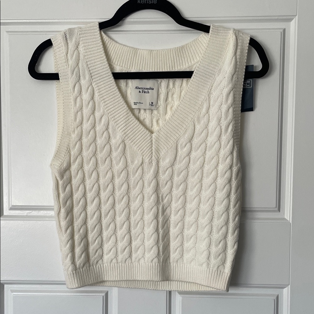 NWT Abercrombie & Fitch Ivory Cable Knit V-Neck Vest. Size medium